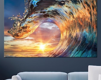 Puede incluir: Una impresión en lienzo que representa una ola oceánica rompiendo. La ola es una mezcla de azules, naranjas y dorados, con el sol poniéndose en el fondo. La obra de arte se exhibe sobre un sofá azul.