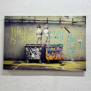 Banksy Life is Short, Banksy Peeing Boys Leinwand, Banksy Wanddekoration, Banksy Boy Poster, Naked Boys Graffiti, Graffiti Wandkunst, Wohndekoration,