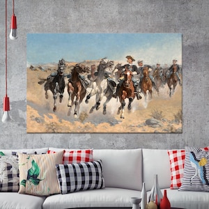Puede incluir: Una pintura que representa a un grupo de jinetes de caballería galopando a través de un paisaje polvoriento. Los jinetes visten uniformes azules y montan caballos marrones y blancos. La pintura está ambientada en un cielo azul con nubes blancas.