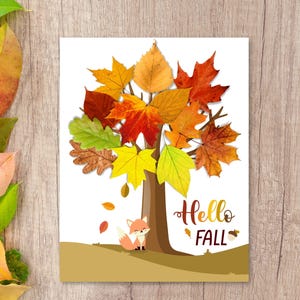 Puede incluir: Una lámina rectangular que muestra un árbol con hojas otoñales en tonos rojos, naranjas, amarillos y verdes. Un pequeño zorro de dibujos animados se sienta en la base del tronco marrón sobre un suelo beige. El texto Hello FALL está en marrón.