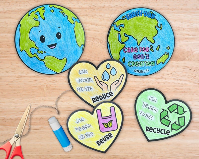 Op de afbeelding: Handgetekende knutselwerkjes met het thema Earth Day. Twee ronde tekeningen van de aarde, een met een lachend gezicht. Drie hartvormige kaarten met de woorden "Reduce", "Reuse" en "Recycle". Inclusief schaar en lijmstift.