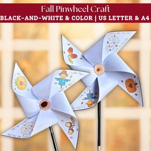 Puede incluir: Dos molinillos de papel con ilustraciones otoñales de calabazas, bellotas y espantapájaros con el texto "I LOVE FALL MOST OF ALL" y "LEAVES ARE FALLING AUTUMN IS CALLING". Los molinillos están montados sobre lápices de color negro.