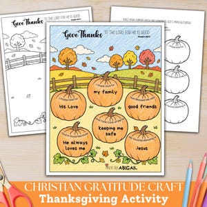 Peut inclure: Une feuille d'activité imprimable en couleur représentant cinq citrouilles orange avec du texte sur la gratitude, sur un paysage avec des arbres et une clôture. Le texte indique Give Thanks TO THE LORD FOR HE IS GOOD Psalm 107:1 et MADE BY ABIGAIL.