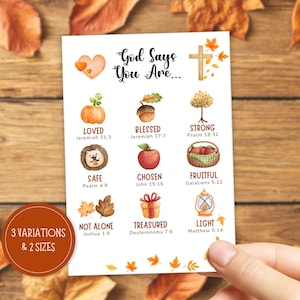 Könnte beinhalten: Eine weiße rechteckige Karte mit dem Text God Says You Are und neun Aquarellillustrationen, darunter ein Kürbis, eine Eichel, ein Baum, ein Igel, ein Apfel, ein Korb, Blätter, ein Geschenk und eine Laterne, jeweils mit einem Bibelvers.