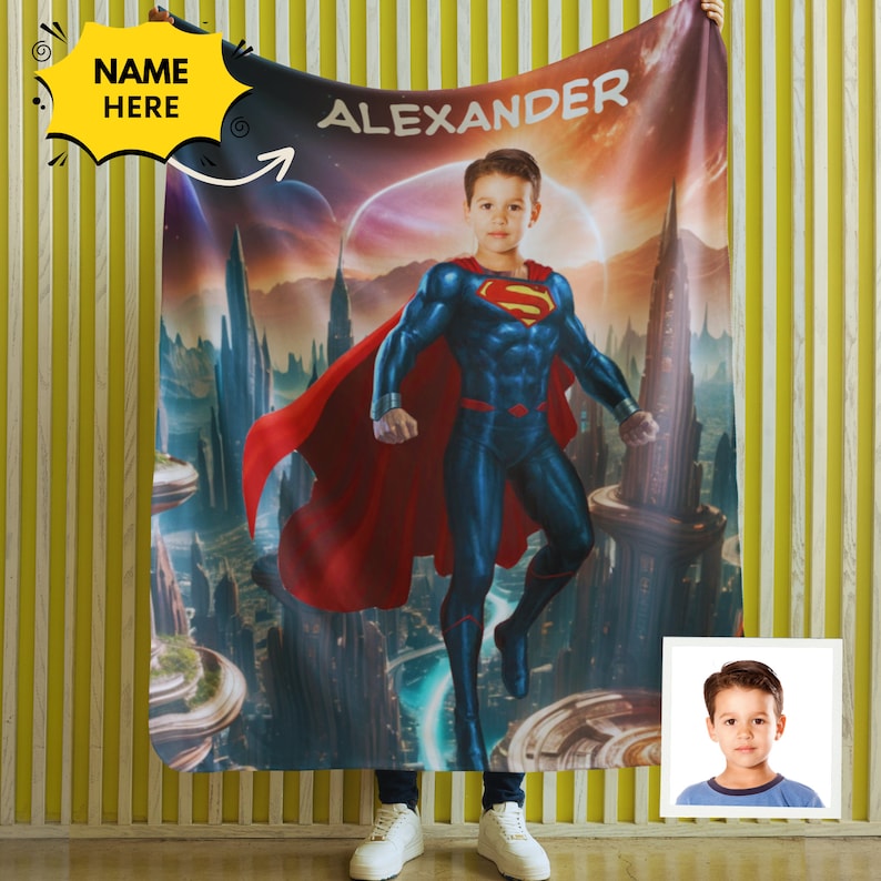 Puede incluir: Una manta de forro polar personalizada con un ni&ntilde;o vestido de Superman volando sobre una ciudad. La manta tiene el nombre "ALEXANDER" impreso en ella.