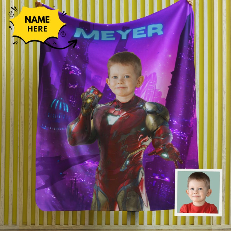 Puede incluir: Una manta de forro polar morada con un fondo de ciudad. La cara de un ni&ntilde;o se superpone al cuerpo de Iron Man, sosteniendo el Guantelete del Infinito. El nombre del ni&ntilde;o "MEYER" est&aacute; impreso en azul en la parte superior de la manta. Una imagen m&aacute;s peque&ntilde;a del ni&ntilde;o est&aacute; en la esquina inferior derecha.