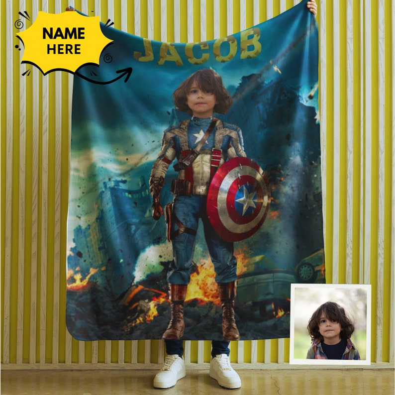 Puede incluir: Una manta de forro polar azul con una imagen de superh&eacute;roe de un ni&ntilde;o sosteniendo un escudo. La manta tiene el nombre "JACOB" impreso en ella. Una imagen m&aacute;s peque&ntilde;a de un ni&ntilde;o est&aacute; en la esquina inferior derecha.