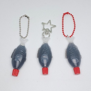Sparkly Sojasauce Fisch Flasche Schlüsselanhänger: Sensorische Fidget Charme