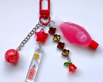 レッドホットソースシェイカーキーホルダー ハンドメイド樹脂チャーム キラキラ醤油フィッシュボトル フィジェットバッグチャーム