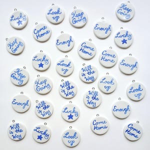 Handgemalte inspirierende und motivierende positive Affirmationen, blaue und weiße Anhänger, DIY Schmuck für Angst, Polymer Clay Faux Keramik