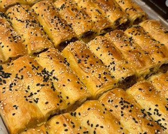 Türkischer Borek Türkische wohlschmeckende Pastetenkartoffeln - Käse - Fleisch - Spinat gefülltes gebackenes Gebäck (1 Pfund 1 Stück)