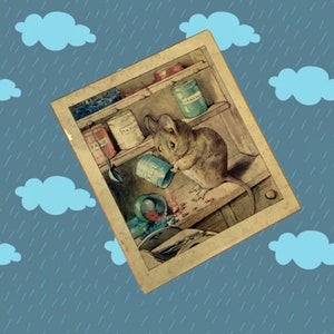 Puede incluir: Ilustración vintage de un ratón vertiendo el contenido de un recipiente azul, con botes en una estantería. La imagen tiene una estética clásica, sobre un fondo de cielo azul con motivos de nubes.