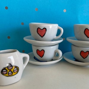 1999 Maisy China Tea Set - 4 tazze e piattini e zuccheriera