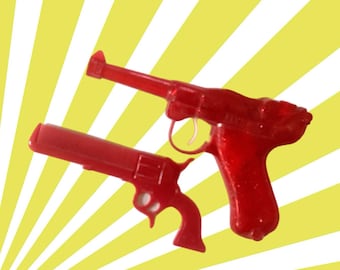 Pistola de plástico roja vintage del Hotel y Casino Mint, peine y otra pistola de agua