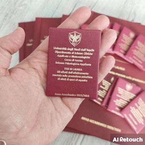 Può includere: Un libretto rosso con scritte dorate che recitano "Università degli Studi dell'Aquila Dipartimento di Scienze Cliniche Applicate e Biotecnologiche Corso di Laurea Scienze Psicologiche Applicate TESI DI LAUREA Gill affaid dell'affaticamento mantale sulla prestazione psicofisica di adeti di sport di squadra Anno Accademico 2023/2024".