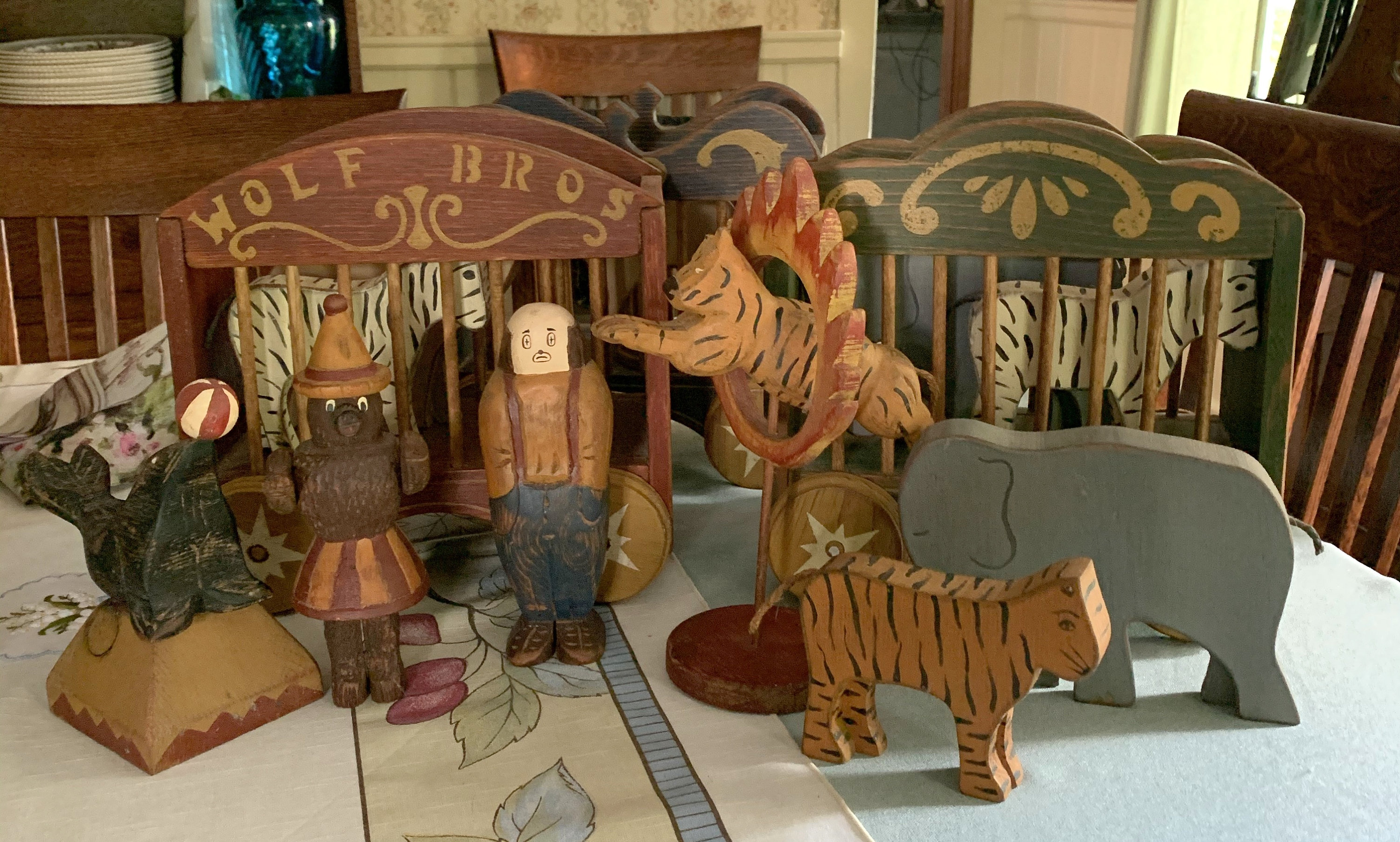アメリカン・フォークアート、ウルフクリーク製木製3体+1体セット USA製 Wolf Creek Bros. Folk Art Hand Carved Circus Set 1989 17 Pieces