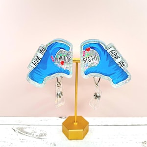 Bobine d'écusson I Glove You Work Bestie Shaker | Joli porte-carte d'identité médicale | Cadeau drôle d'infirmière | Insigne du meilleur ami | Bobine d'insigne de soins de santé