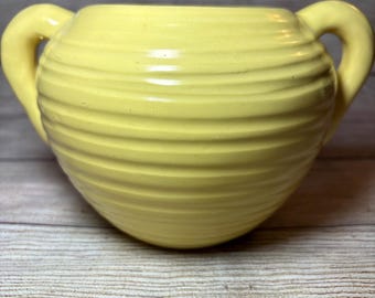 Jarrón/maceta vintage Ringware amarillo de cerámica estadounidense con dos asas, 8x5 pulgadas, estilo Arts & Crafts.