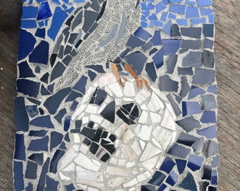 Arte mosaico hecho a mano, el cuervo y la calavera.