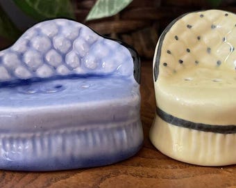 Salt Pepper Shakers Couch Loveseat Chair Vintage Ceramic Gift 2pc SHAKER Set Free Shipping Blue Yellow Furniture VINTAGE Housewarming Gift