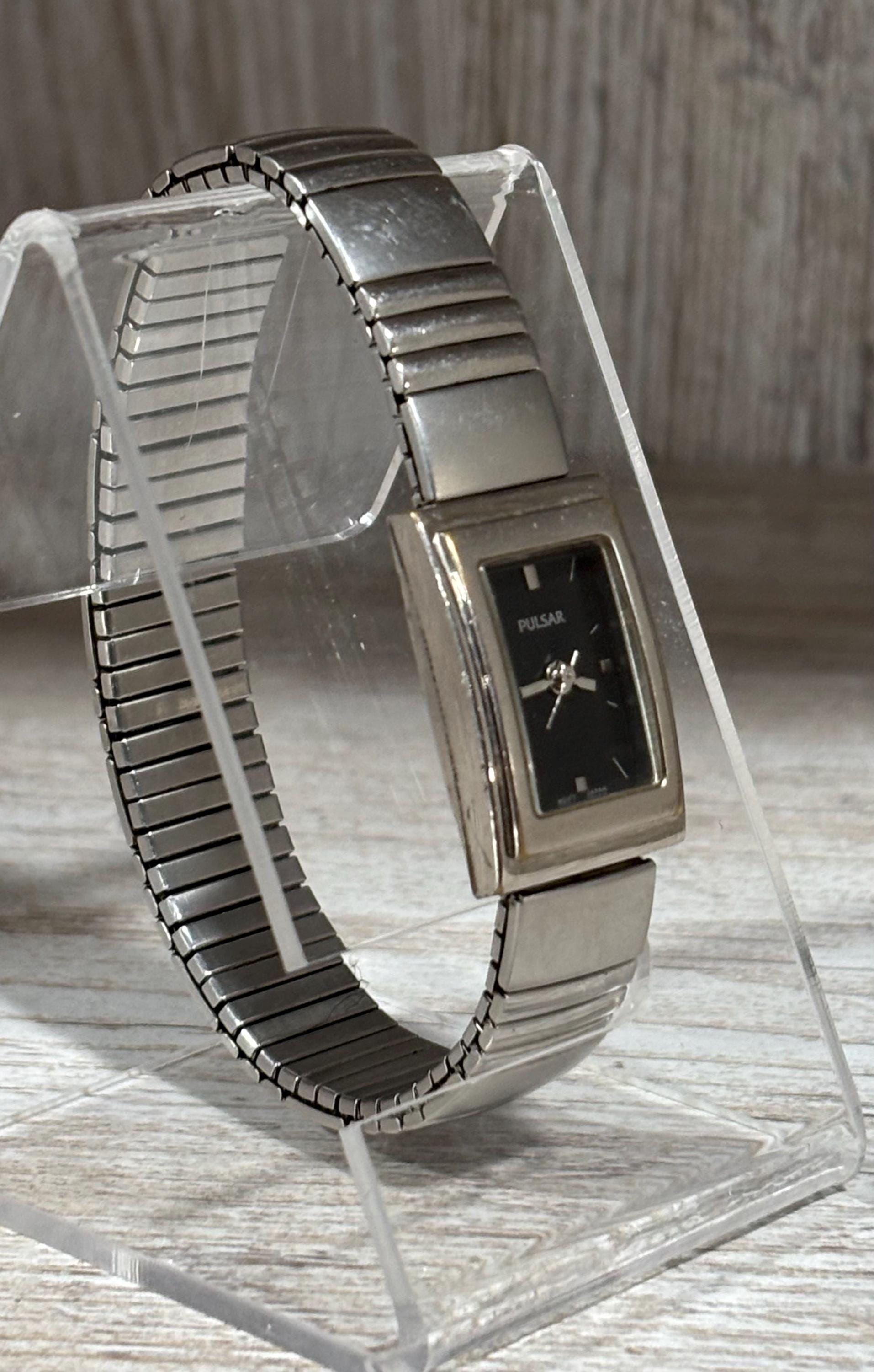 Vintage 90’s silver petite pulsar watch Vintage Pulsar Watch Women V232-6970 15mm Silver Tone Oval  main image 2