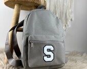 Personalisierter kleiner Rucksack mit Buchstaben-Patch - für Kinder & Erwachsene | Kinder-Rucksack | Mini-Rucksack | taupe | College-Style