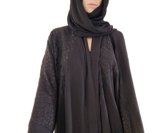 Adorable and unique Saudi Abaya. Light and soft feel. Perfect for warm day.