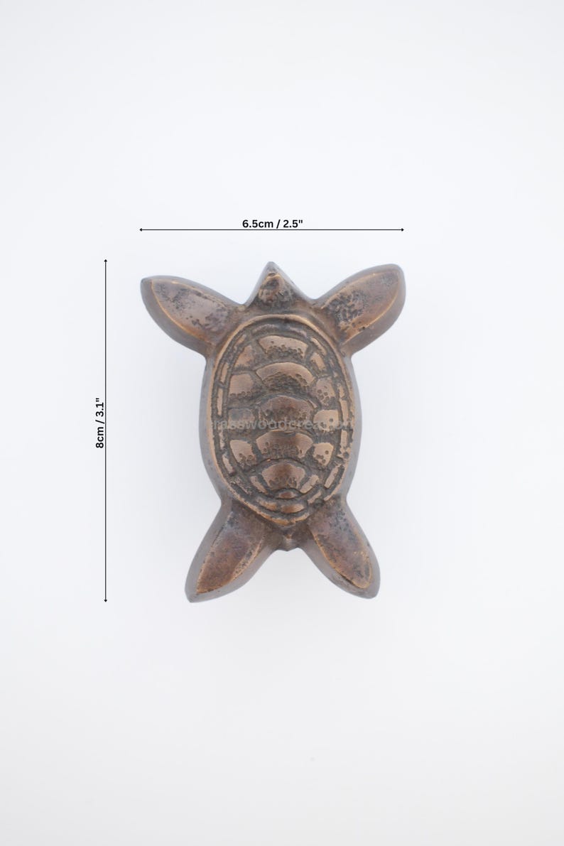 Pu&ograve; includere: Statuetta a forma di tartaruga color bronzo, larga 6,5 cm e lunga 8 cm. La tartaruga ha un motivo a guscio dettagliato e pinne distese. La statuetta &egrave; su sfondo bianco.