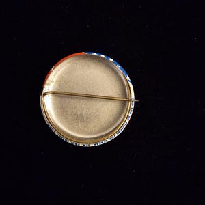 K&ouml;nnte beinhalten: Ein Vintage-Wahlkampfbutton mit patriotischem Design. Der Button hat eine rot-wei&szlig; gestreifte Oberseite, einen blauen Rand mit wei&szlig;en Sternen und den Text "CITIZENS FOR REAGAN, SEN. PAUL LAXALT, CHM."