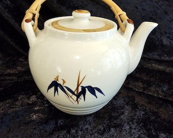 Tetera vintage de gres Chi Kiang con asa de ratán, motivo de bambú azul, decoración de cocina bohemia de mediados de siglo (años 70), cerámica asiática pintada a mano.