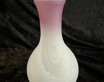 Vaso vintage in vetro satinato viola e bianco, stile MCM, pesante (circa 900 g), soffiato a mano.
