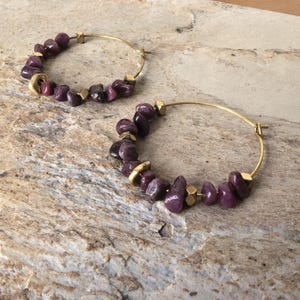 Pendientes de aro grandes de rubí, aros gruesos de piedra natural para mujer, pendientes de latón hechos a mano, cuentas de piedras preciosas en bruto, regalo de cumpleaños con la piedra de nacimiento de julio