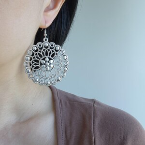 Silber Filigrane Runde Statement Ohrringe, Clip On Verfügbar