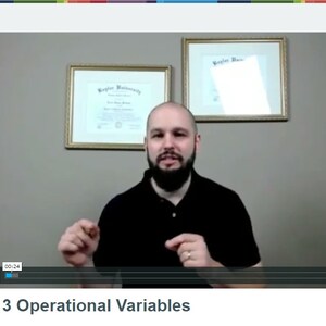 Puede incluir: Un hombre con una camisa negra está hablando a la cámara. Está frente a una pared con dos diplomas enmarcados. El video se titula "Etsy SEO 3 Operational Variables" y es de Jason Malinak.