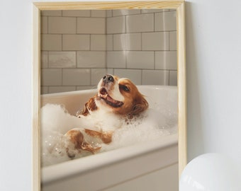 Può includere: Un cane marrone e bianco con la testa inclinata all'indietro, sorridente, sta facendo il bagno in una vasca da bagno bianca. Il cane è circondato da bolle bianche. La vasca da bagno è in un bagno piastrellato.