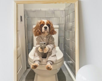 Può includere: Una foto incorniciata di un cane che indossa il pigiama e tiene uno smartphone mentre è seduto sul water in un bagno.