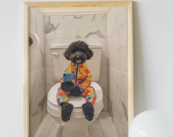 Peut inclure: Une photographie encadrée d'un caniche noir portant une combinaison florale colorée, assis sur des toilettes blanches dans une salle de bain, tenant un smartphone bleu.