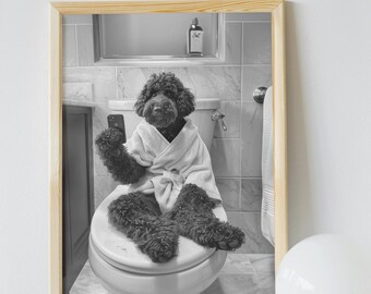 Op de afbeelding: Een zwart-witfoto van een hond die een witte badjas draagt en op een toilet in een badkamer zit. De hond houdt een smartphone in zijn poot.
