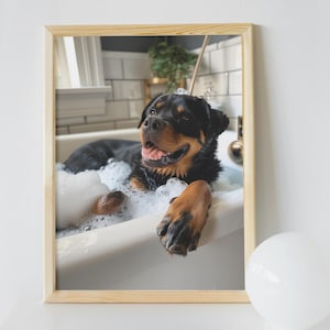 Rottweiler w kąpieli z pianą – wydruk artystyczny: zabawny wystrój łazienki (pobranie cyfrowe)