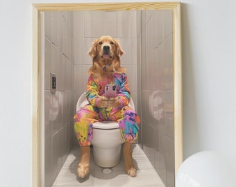 Könnte beinhalten: Ein Golden Retriever, der einen farbenfrohen, gemusterten Overall trägt, sitzt auf einer weißen Toilette in einem Badezimmer und hält ein Smartphone in seinen Pfoten.