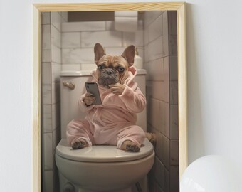 Puede incluir: Una fotografía enmarcada de un bulldog francés con un mono rosa sentado en un inodoro, sosteniendo un teléfono inteligente.