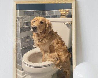 Könnte beinhalten: Ein Golden Retriever sitzt auf einer weißen Toilette in einem Badezimmer mit blauen und grauen Fliesen an den Wänden. Der Hund schaut nach links.