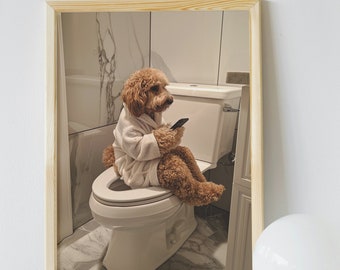 Peut inclure: Un chien brun et blanc portant une robe blanche est assis sur des toilettes blanches dans une salle de bain avec un sol en carrelage de marbre. Le chien regarde un téléphone portable dans ses pattes.