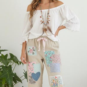 Pantalones bombachos personalizados con parches, estilo boho pastel, con gatitos y conejitos, encaje y volantes, y pantalones acampanados.
