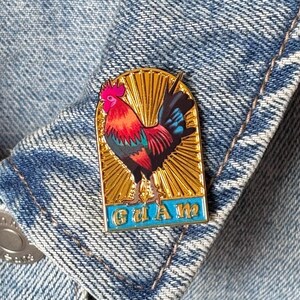 Spilla dorata a forma di gallo di Guam, spilla smaltata, spilla a forma di gallo carino e divertente, souvenir di Guam / spille per cappelli, cordini, zaini, collari