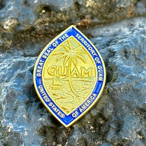 Spilla da bavero del Gran Sigillo di Guam, spilla smaltata a forma di fiore, spilla dell&#39;isola, regalo di Guam, regalo per lei / Spille per cappelli, cordini, zaini, collari