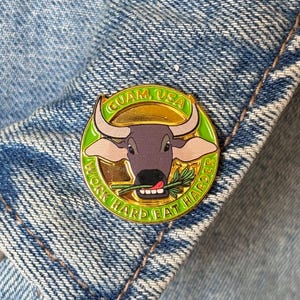 Spilla smaltata Work Hard Eat Harder Guam Carabao, spilla con simpatico animale, souvenir di Guam / Spille per cappelli, cordini, zaini, collari