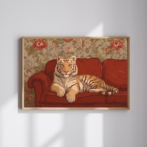 Lámina artística "Tigre majestuoso en sofá rojo" – Arte mural con humor surrealista retro