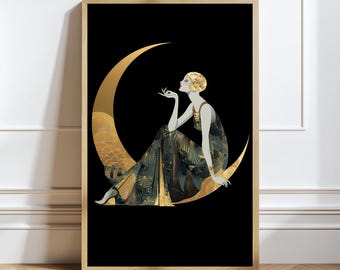 Könnte beinhalten: Ein gerahmter Kunstdruck mit einer stilisierten Figur mit blondem Haar, die auf einem großen goldenen Halbmond vor schwarzem Hintergrund sitzt. Die Figur trägt ein langes, dunkles, gemustertes Kleid mit goldenen Akzenten und sitzt im Profil.