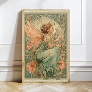 Op de afbeelding: Een ingelijste verticale kunstdruk met een profielillustratie van een gevleugelde figuur met golvend haar, gekleed in een gedrapeerde saliegroene jurk. De figuur is omringd door grote perzikkleurige bloemen en complexe decoratieve patronen in groenblauw.